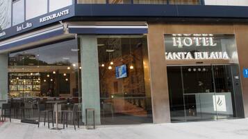 تفاصيل الفندق من الخارج