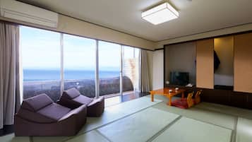 Standard Japanese-Style-Room with 12 Tatami mats (Sea Side) - Shared Bathroom - Non-Smoking | Ropa de cama