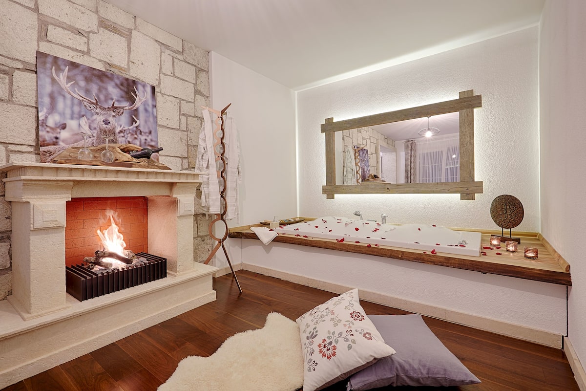 King Suite with Spa Tub | Jetted tub