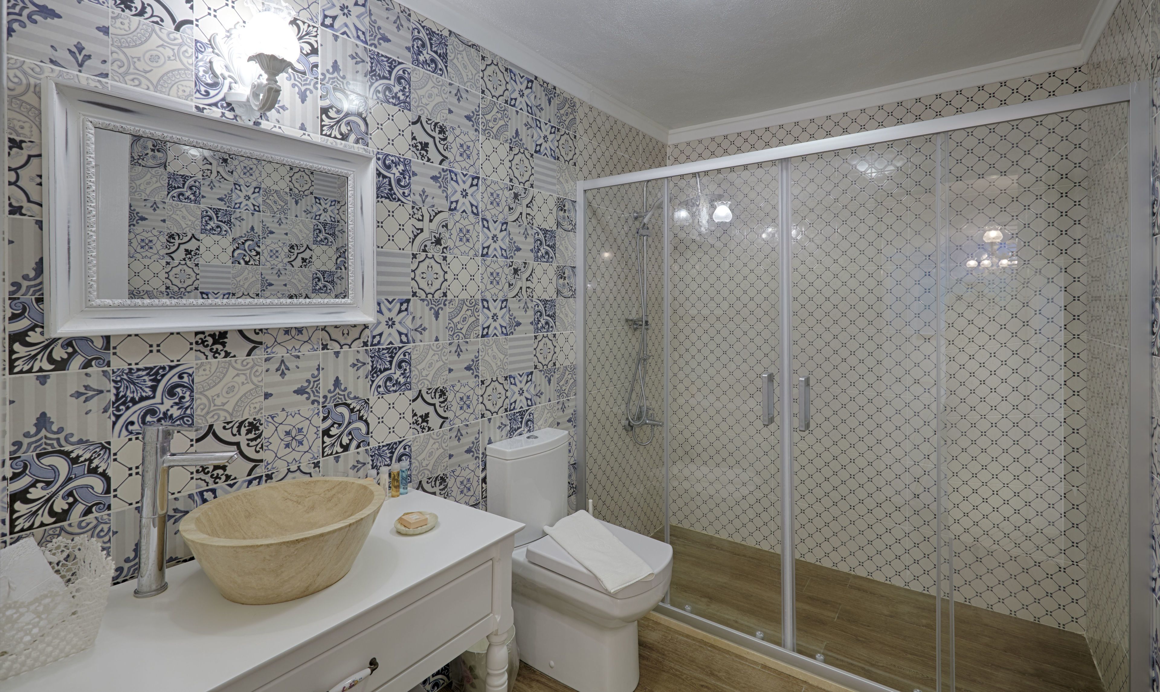 queen room with spa tub | bathroom | free toiletries, hair dryer, slippers, towels