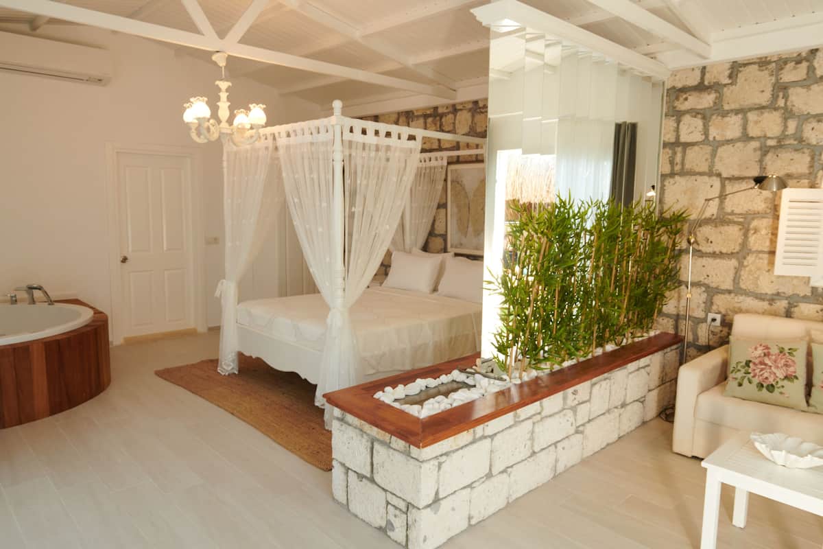 Superior Room, Jetted Tub | Private spa tub