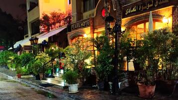 Fachada de la propiedad por la tarde o noche