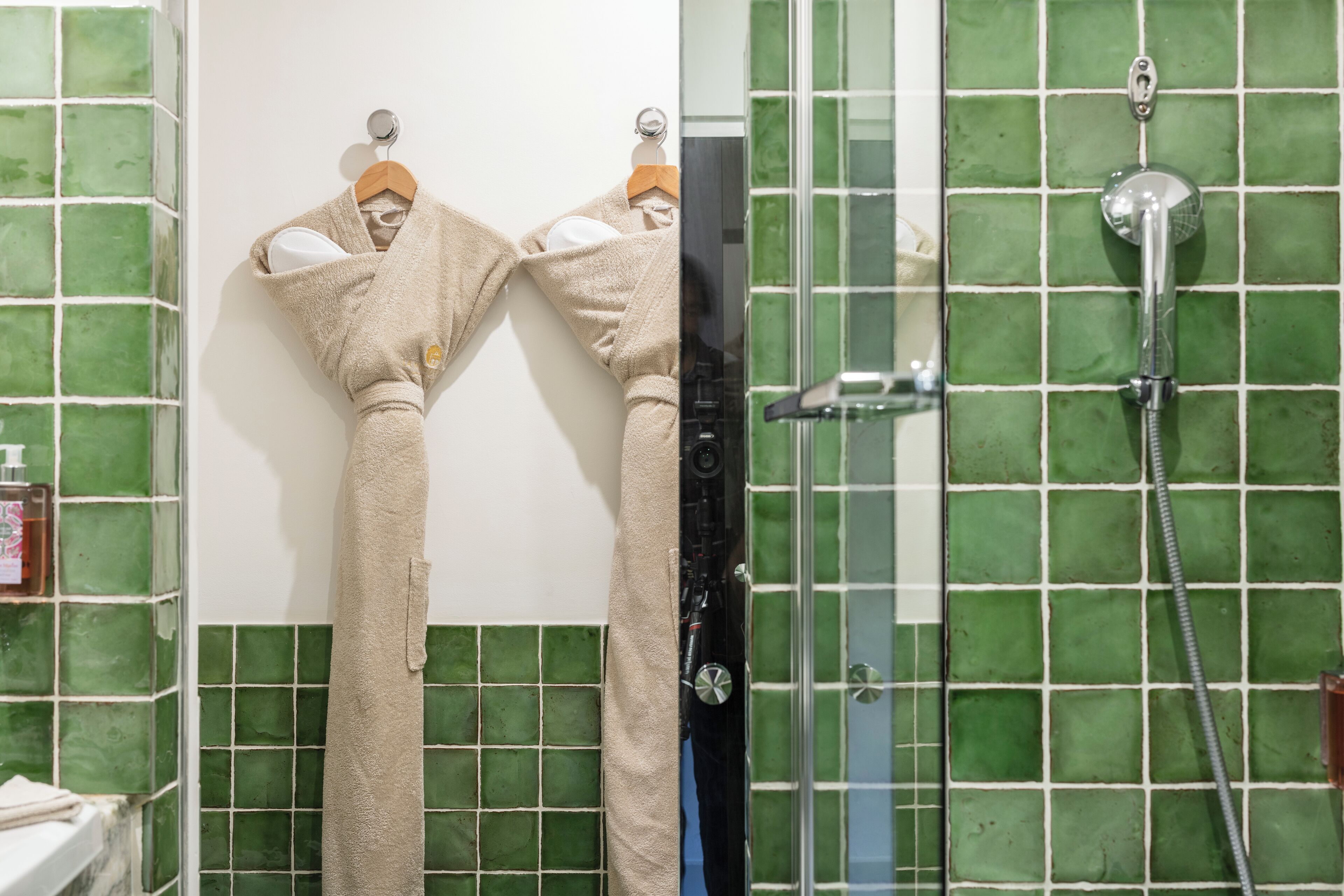 Habitación doble clásica | Baño | Regadera con hidromasaje y amenidades de baño gratuitas 