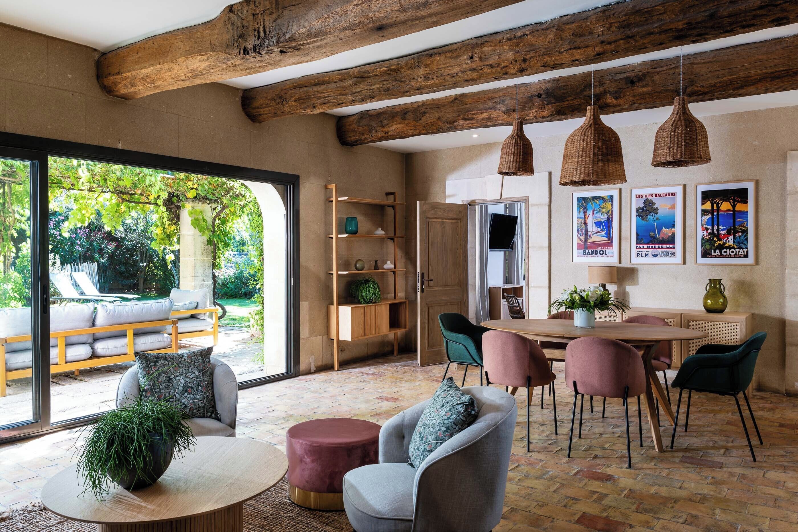 Huvila (Le Mas des Soubeyrans) | Select Comfort -patjalliset sängyt, minibaari, tallelokero huoneessa