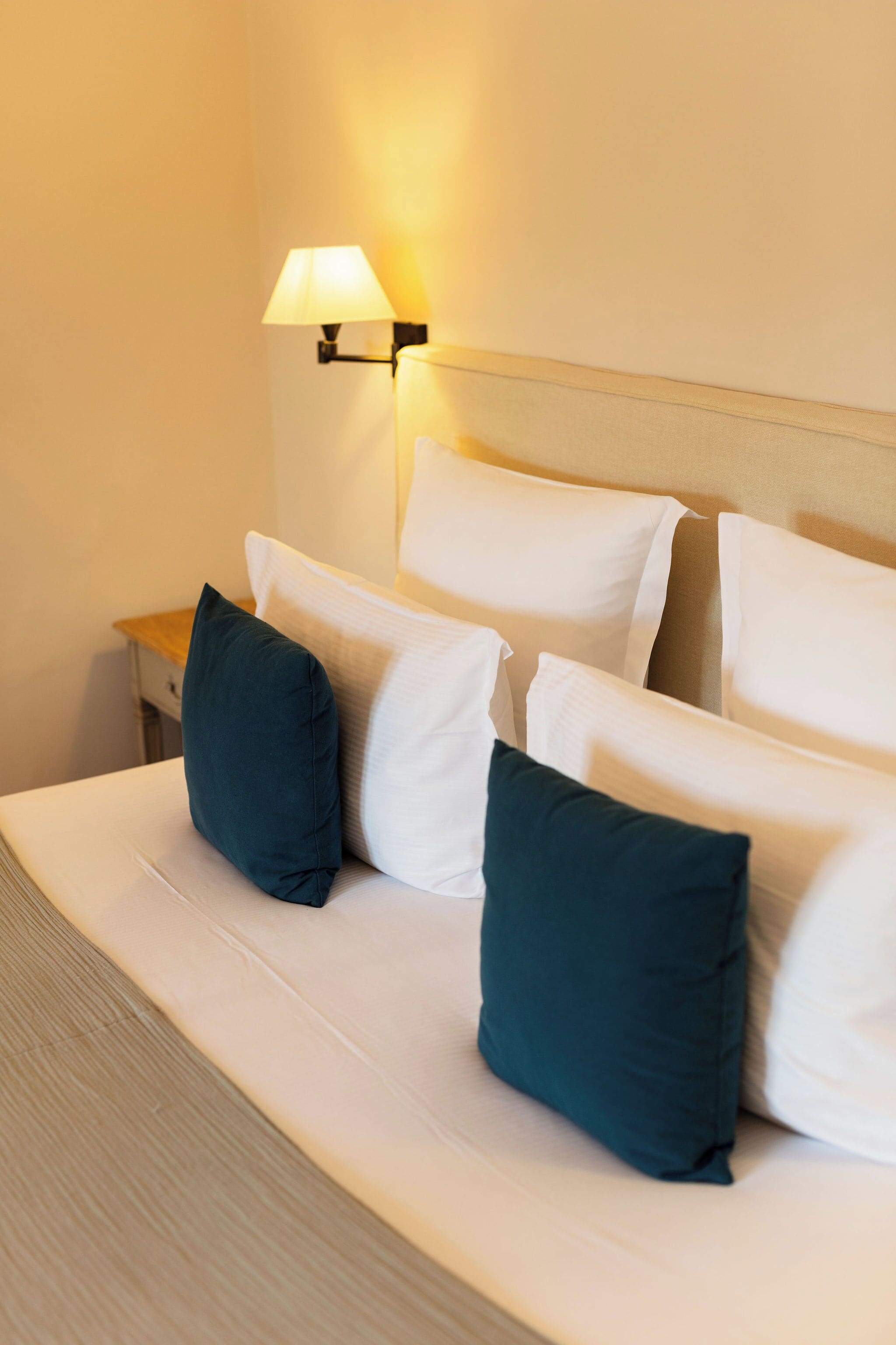 Kahden hengen classic-huone | Select Comfort -patjalliset sängyt, minibaari, tallelokero huoneessa