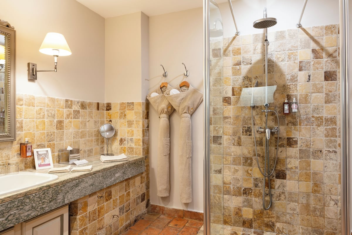 suite (familiale) | select comfort beds, minibar, in-room safe, individually decorated