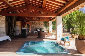 Outdoor spa tub
