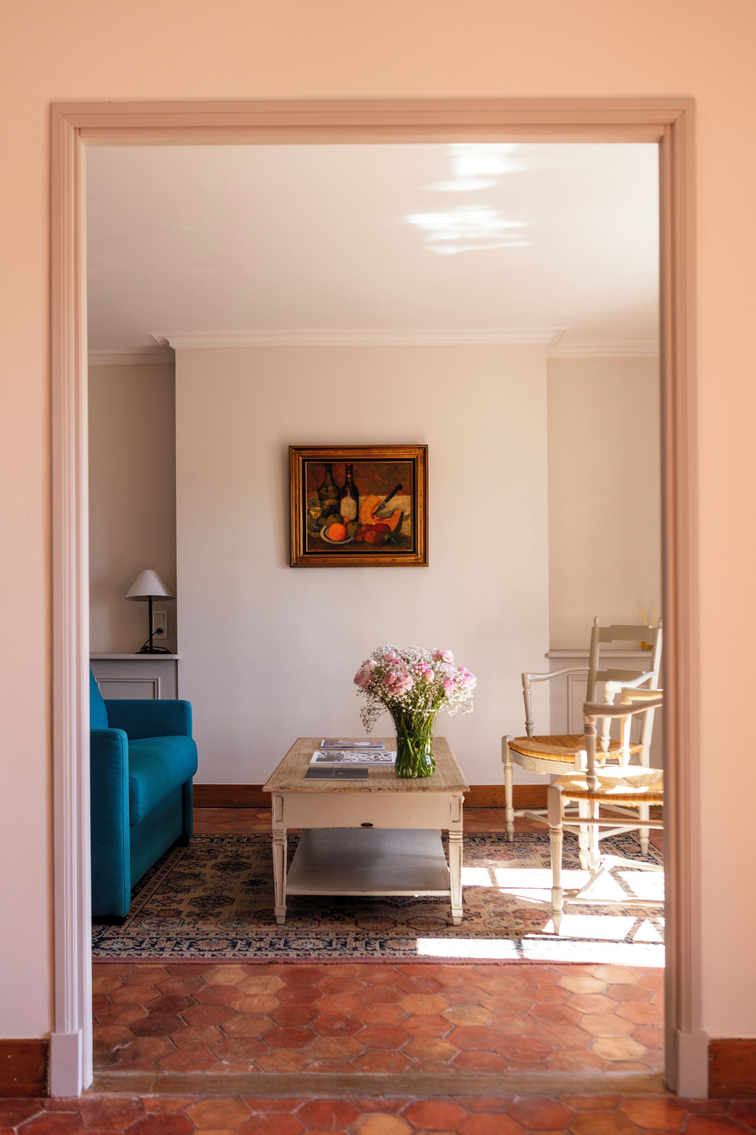 Select Comfort -patjalliset sängyt, minibaari, tallelokero huoneessa