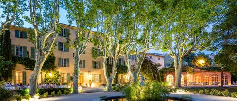 Façade de l’hébergement - soirée/nuit