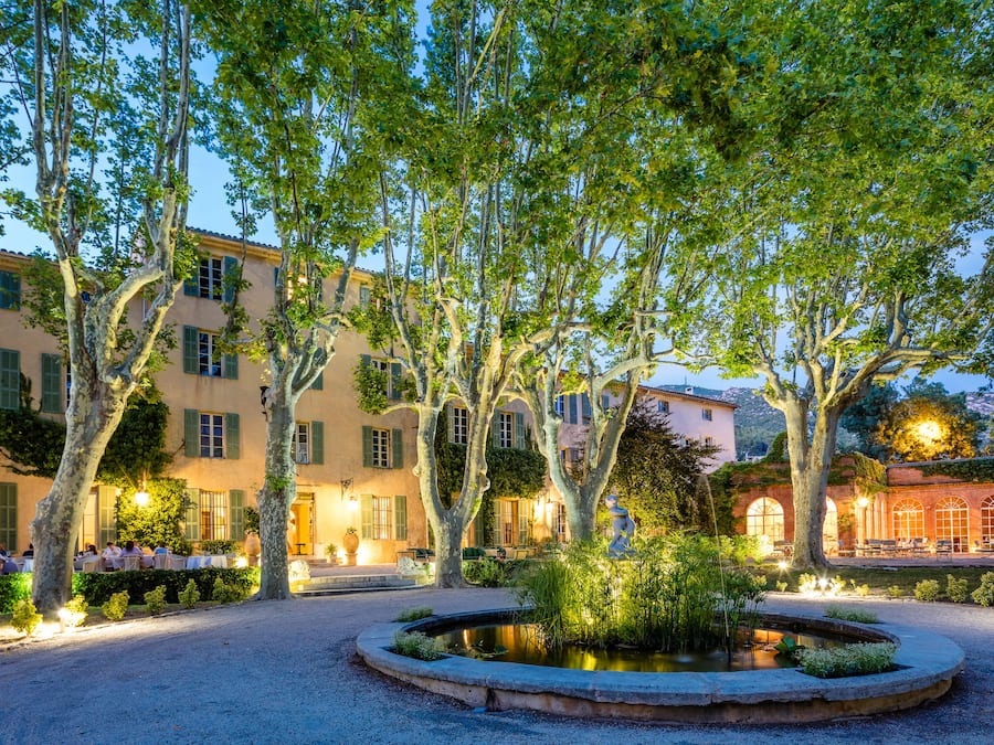 Facciata della struttura - sera/notte