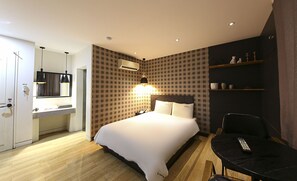 Habitación Premium (A) | Ropa de cama de alta calidad y escritorio 