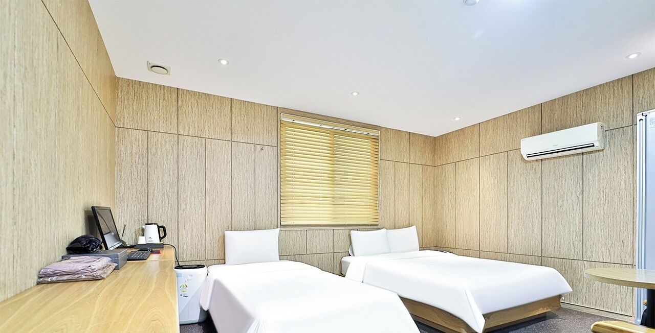 Business Twin Room(Base 2/For pax exceeding 2, extra fee 20000 KRW per person must be paid on-site) | Premium bedding, desk, laptop workspace, soundproofing