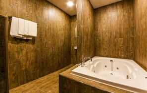 Habitación Premium (B) | Baño | Regadera, amenidades de baño ecológicas, secadora de cabello, batas 