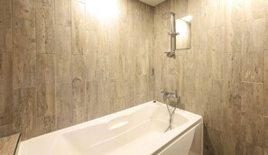 Business Twin Room(Base 2/For pax exceeding 2, extra fee 20000 KRW per person must be paid on-site) | Ropa de cama de alta calidad y escritorio
