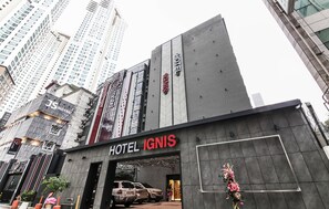 Vista frontal de la propiedad