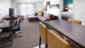 Phòng Suite, 1 phòng ngủ | Bộ đồ giường cao cấp, bàn, màn/rèm cản sáng 