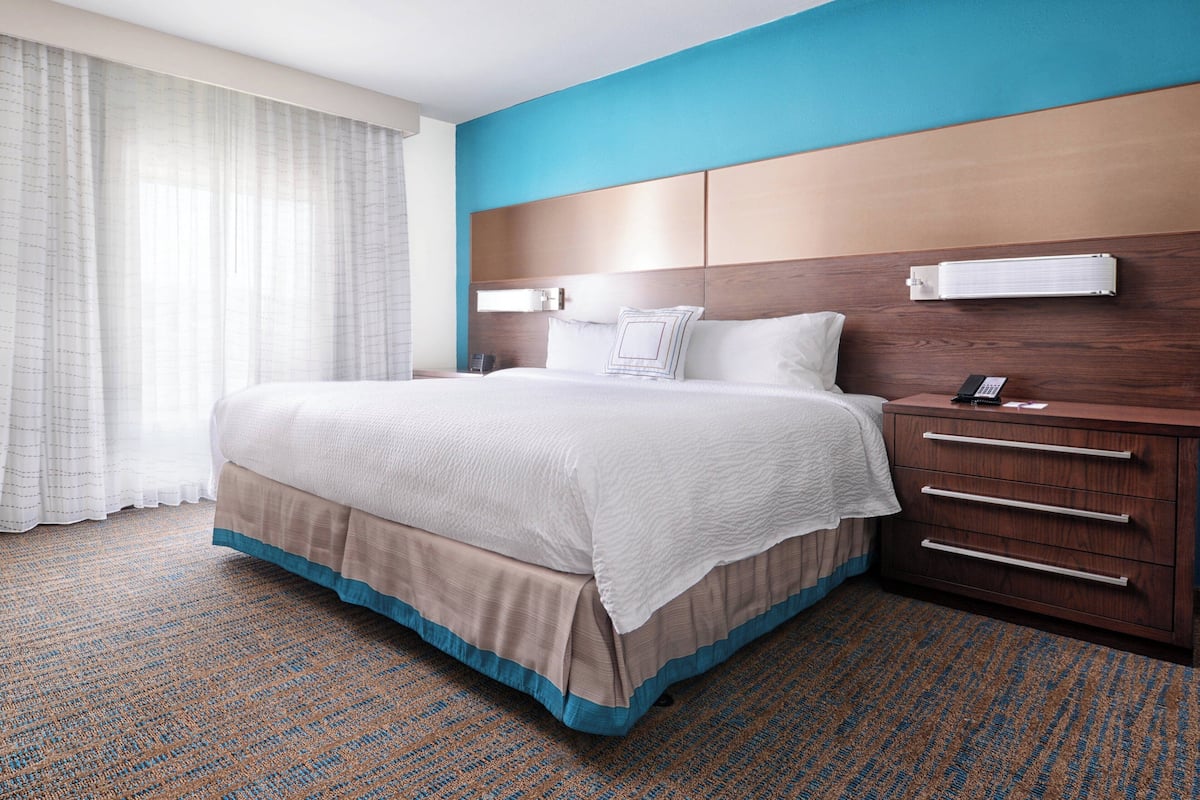 Ropa de cama de alta calidad, escritorio y cortinas blackout