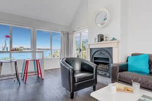 Flat-screen TV, DVD player, iPod dock - Woodside Bay Cottage (Waiheke Island)