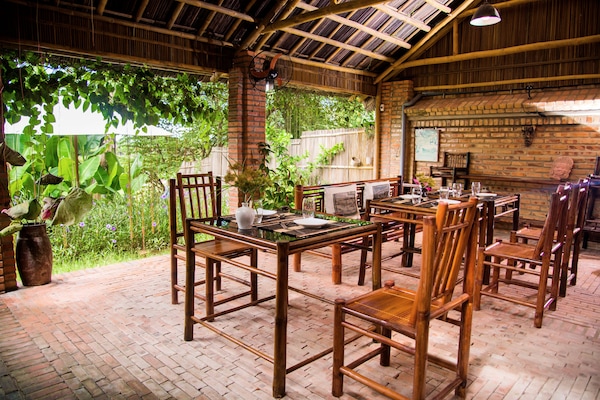 Bữa sáng đặc sản địa phương hàng ngày (50000 VND/mỗi người)