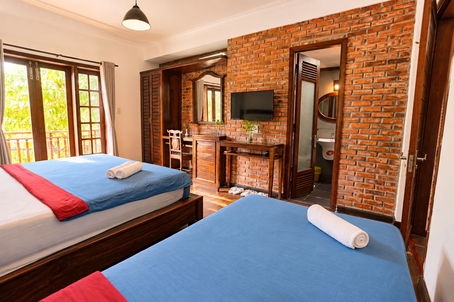 Deluxe Triple Room, Balcony | 1 bedroom, minibar, in-room safe, desk