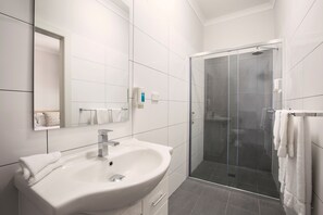 Free toiletries, towels - Greenacre Hotel (Greenacre)