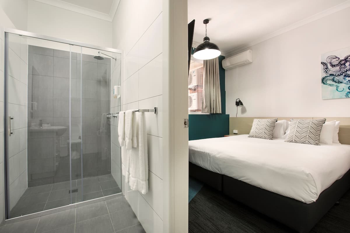 Queen Studio - Private Bathroom