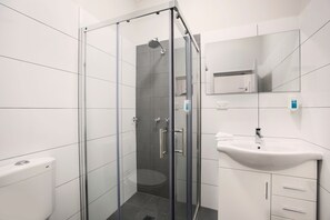Driepersoonskamer, en-suite badkamer | Badkamer | Gratis toiletartikelen, handdoeken