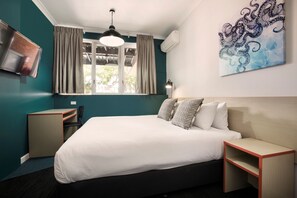 Habitación doble, baño compartido (Queen Bed) | Ropa de cama de alta calidad, escritorio, tabla de planchar con plancha