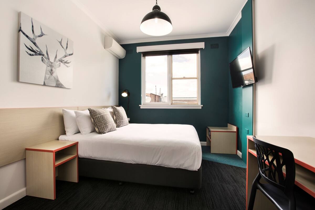 雙人房, 共用浴室 (Queen Bed) | 高級寢具、書桌、熨斗/熨衣板、免費無線上網