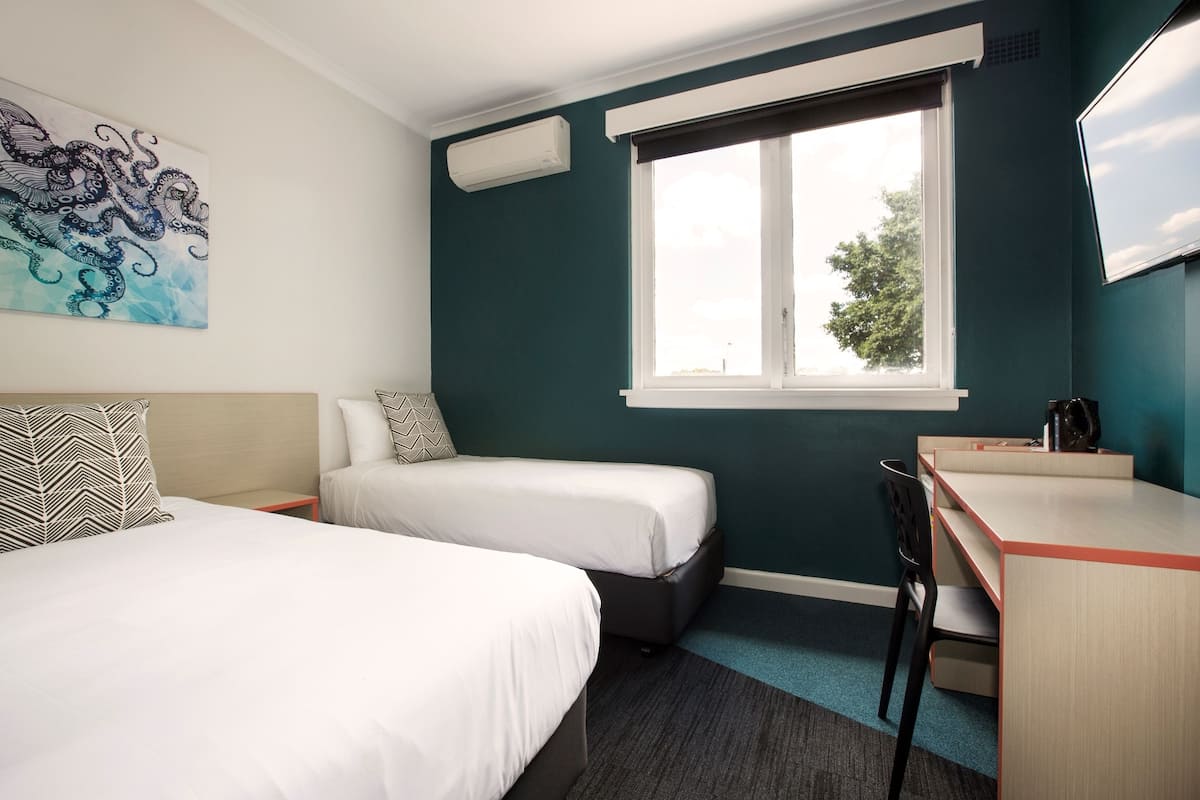 Premium bedding, desk, iron/ironing board, free WiFi