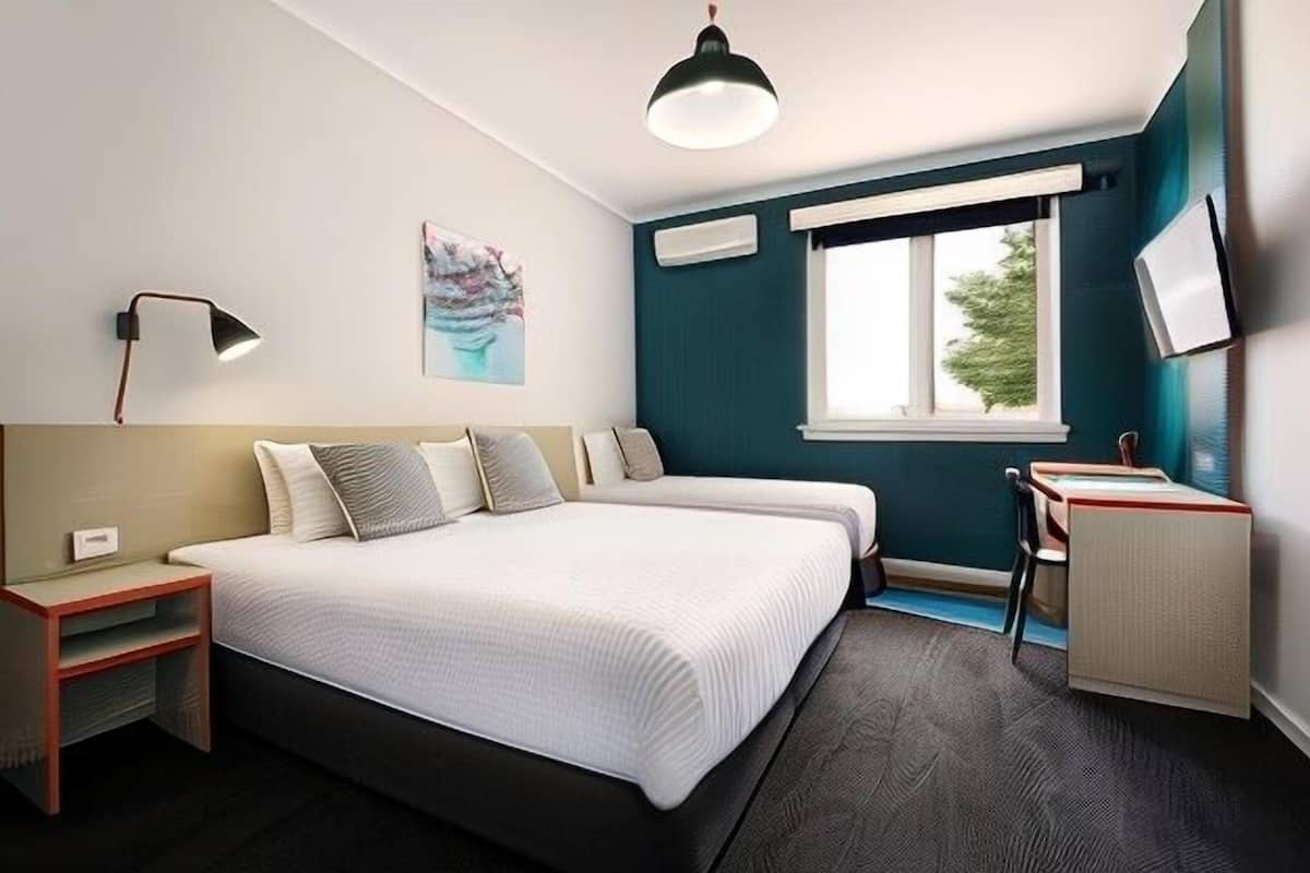 Premium bedding, desk, iron/ironing board, free WiFi