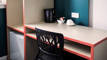 Habitación individual, baño compartido | Ropa de cama de alta calidad y escritorio