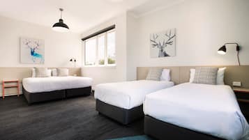 Chambre Familiale, salle de bains commune | Literie de qualité supérieure, bureau, fer et planche à repasser