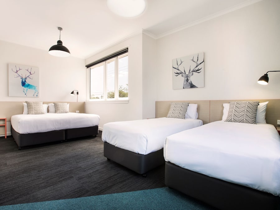 Familieværelse - fælles badeværelse | Premium-sengetøj, skrivebord, strygejern/strygebræt, gratis Wi-Fi