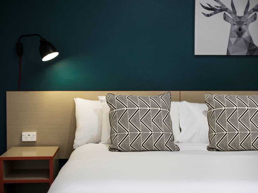 Premium bedding, desk, iron/ironing board, free WiFi