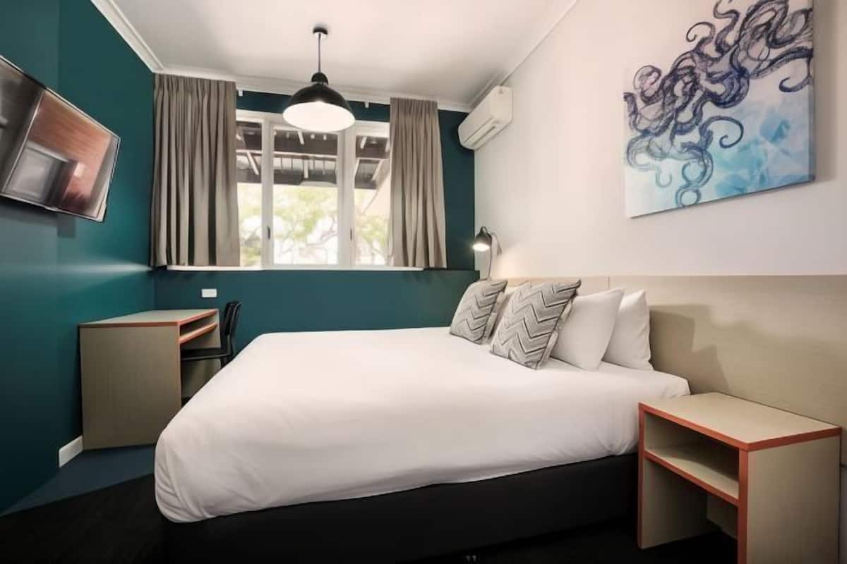 Premium bedding, desk, iron/ironing board, free WiFi