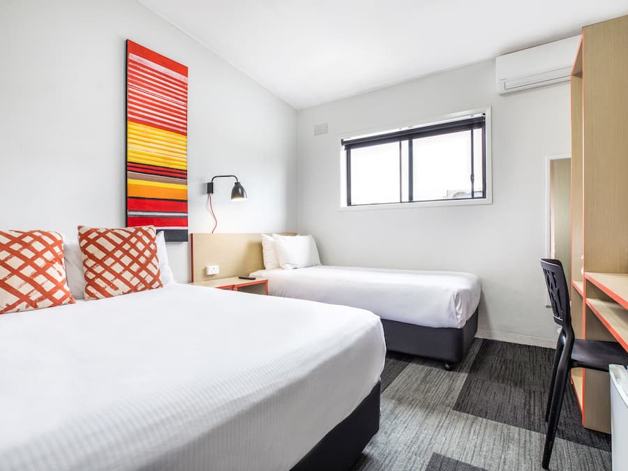 Escritorio, tabla de planchar con plancha, wifi gratis y ropa de cama