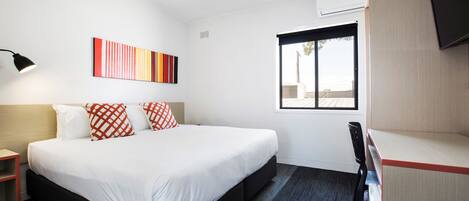 Bureau, fer et planche à repasser, Wi-Fi gratuit, draps fournis