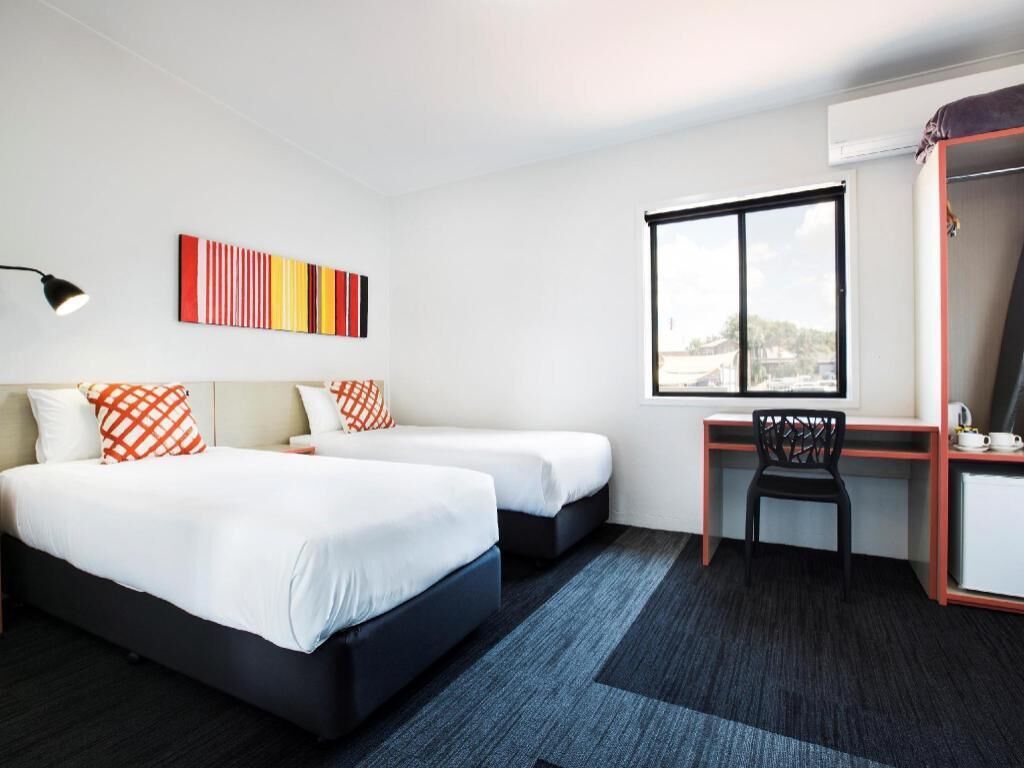 Escritorio, tabla de planchar con plancha, wifi gratis y ropa de cama