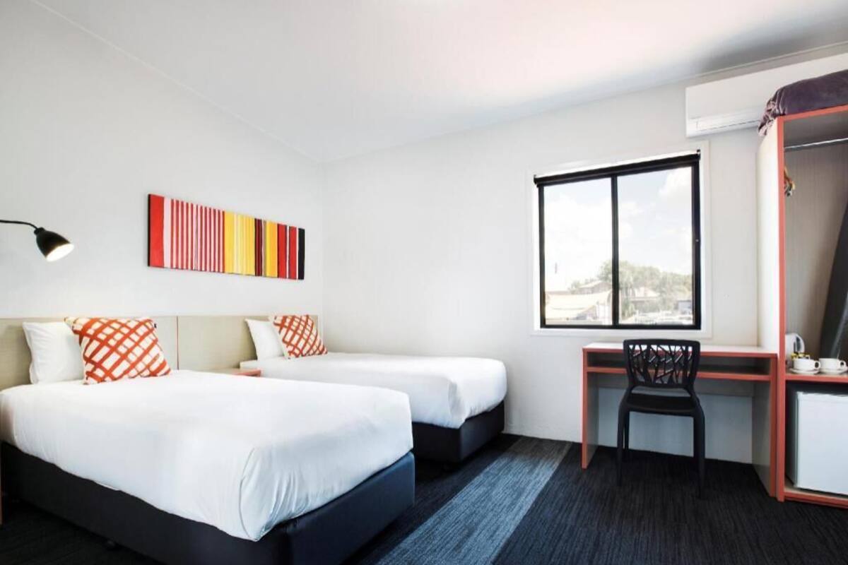 Escritorio, tabla de planchar con plancha, wifi gratis y ropa de cama