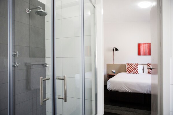 King Studio (ensuite) | Desk, iron/ironing board, free WiFi, bed sheets - Villawood Hotel (Villawood)