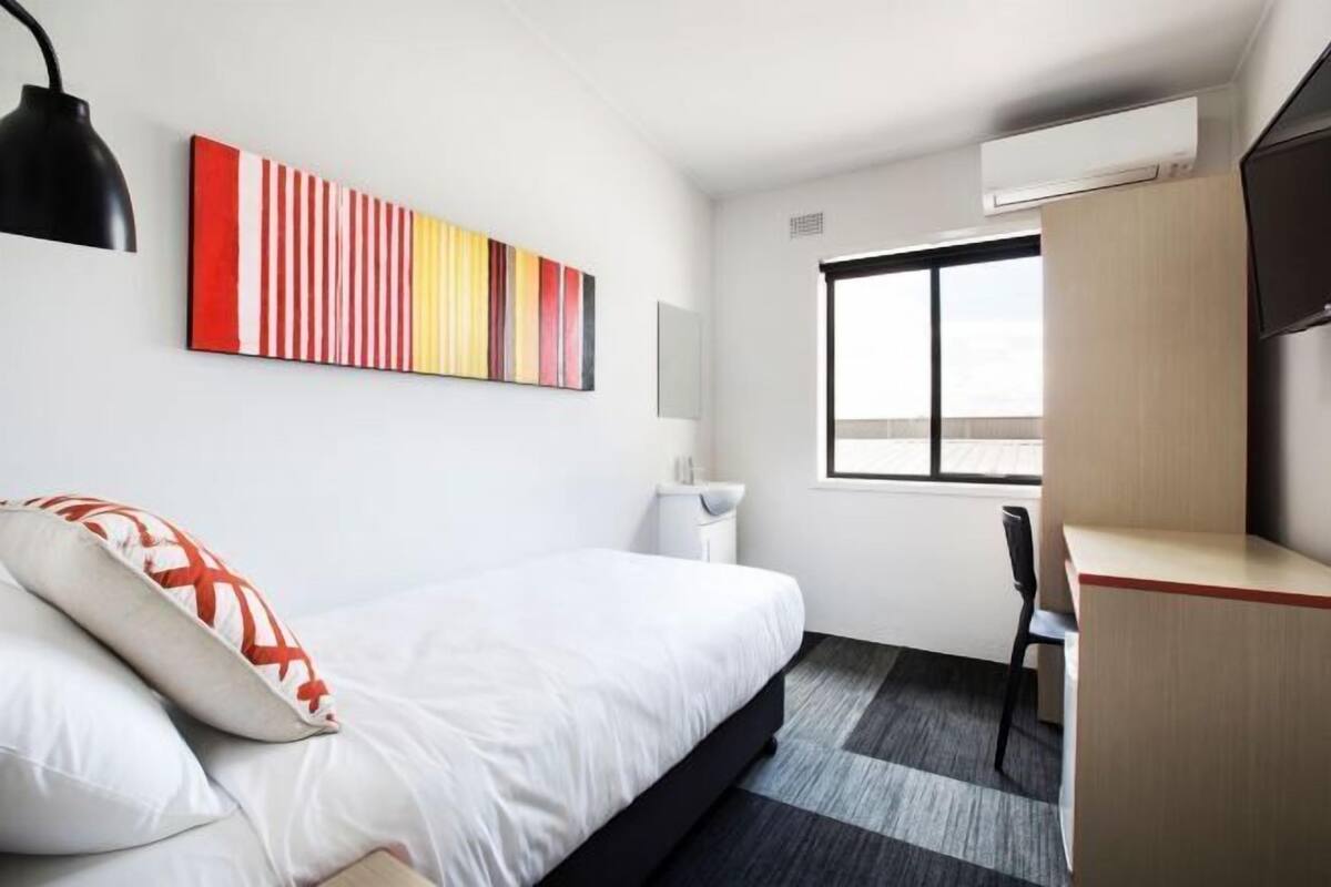 Escritorio, tabla de planchar con plancha, wifi gratis y ropa de cama
