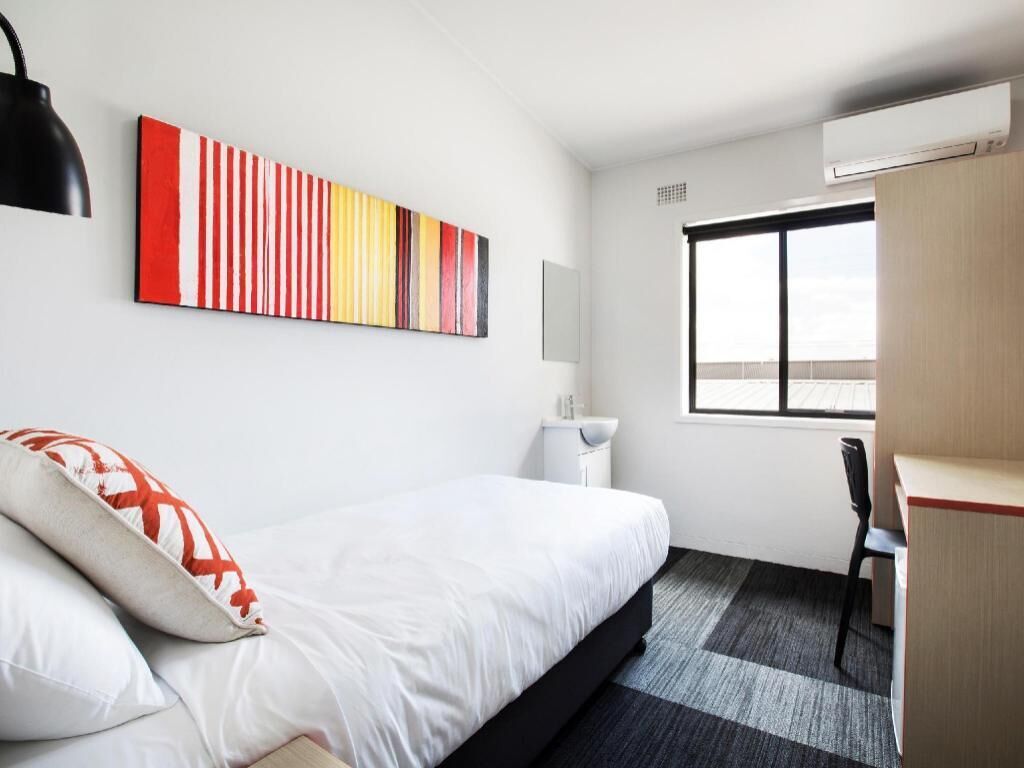 Escritorio, tabla de planchar con plancha, wifi gratis y ropa de cama