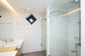 Shower - Mir Guesthouse (Jeju City)