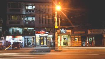 Facciata della struttura - sera/notte