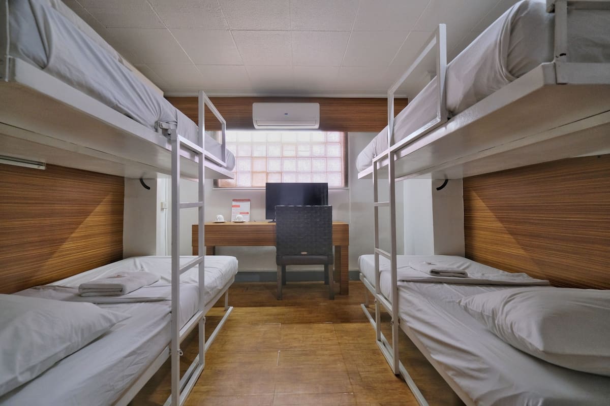 Family Room for 4 | Free WiFi, bed sheets