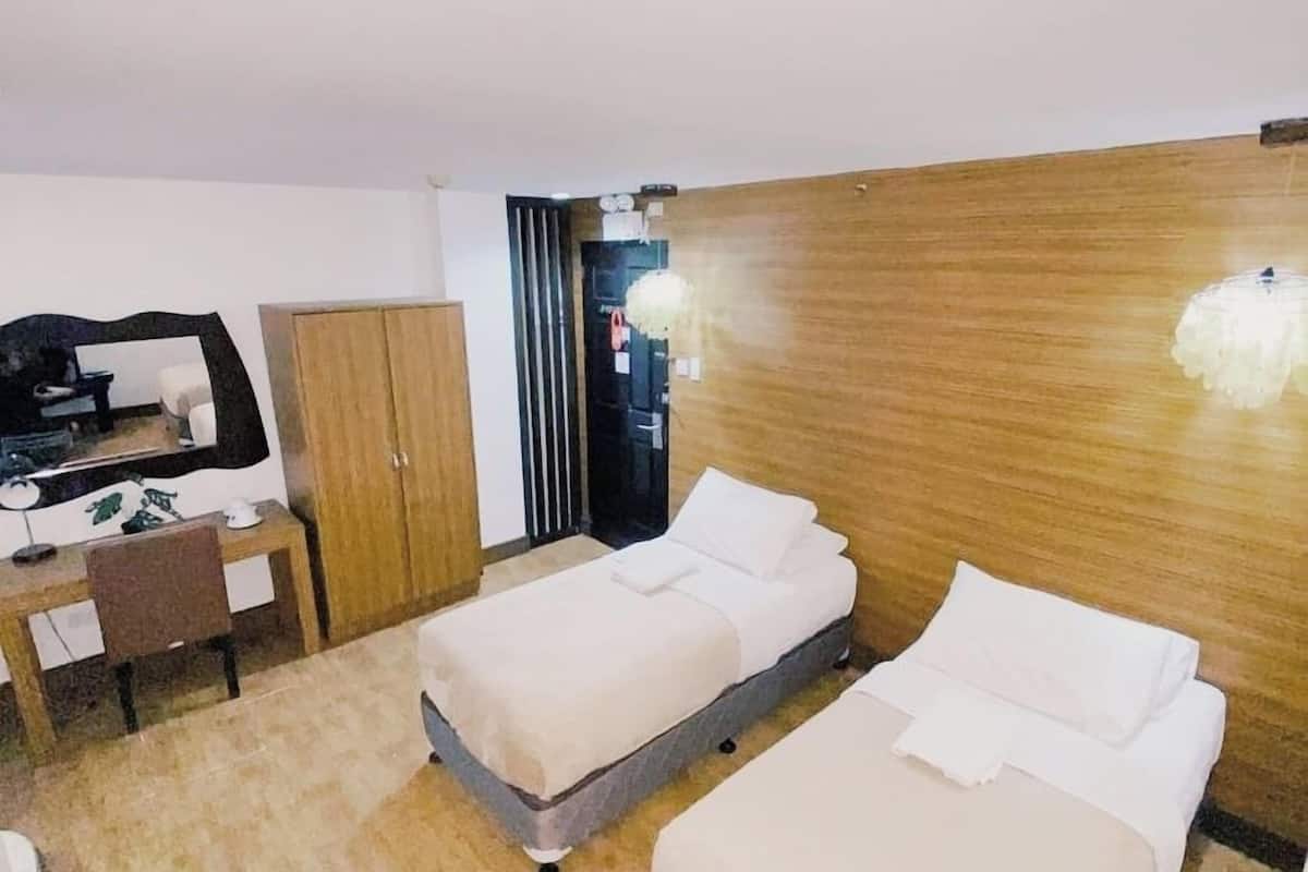 Deluxe Twin Room | In-room business center