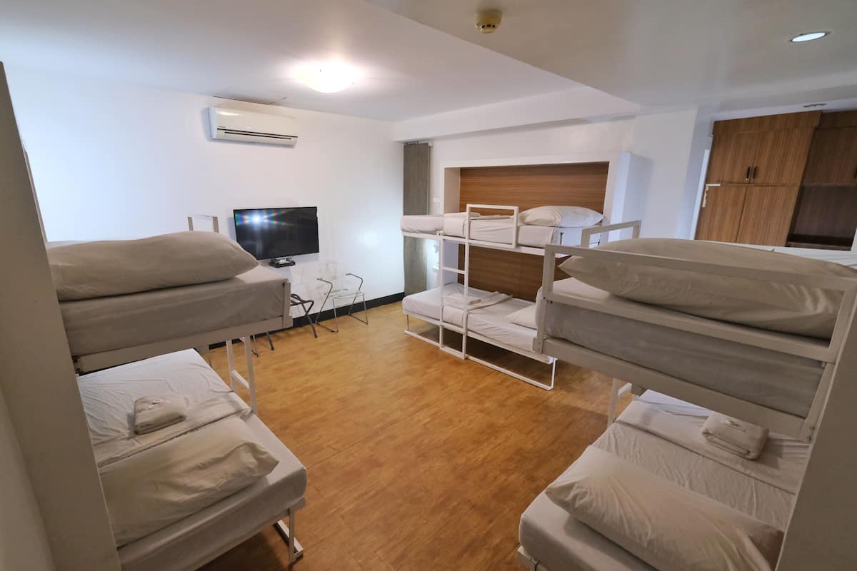 Family Room for 6 | Free WiFi, bed sheets