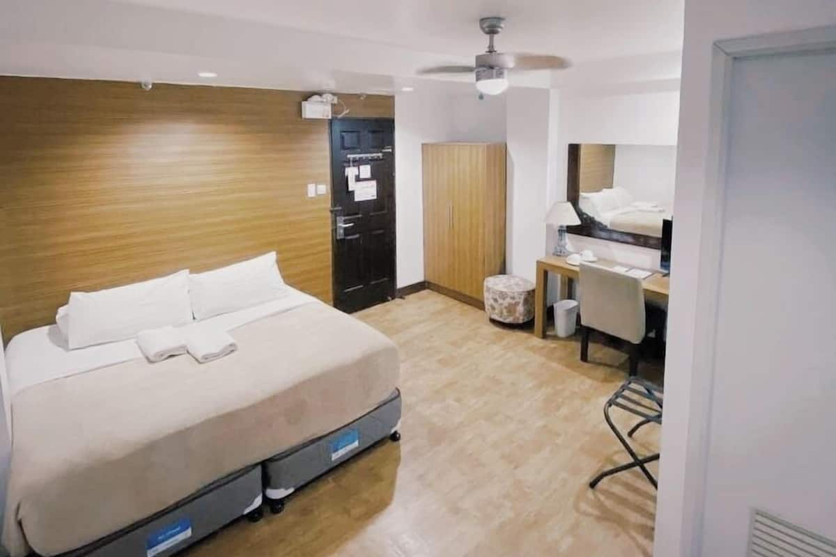 Deluxe Queen | Free WiFi, bed sheets