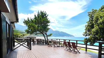 Habitación con 2 camas individuales, vista al océano | Terraza o patio